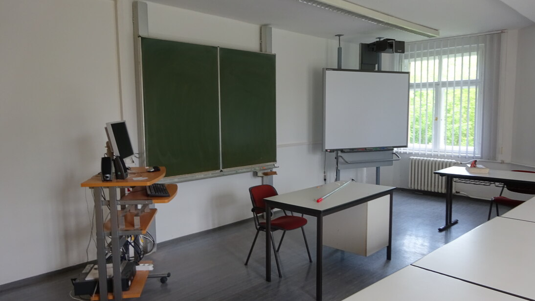 Klassenraum mit Whiteboard