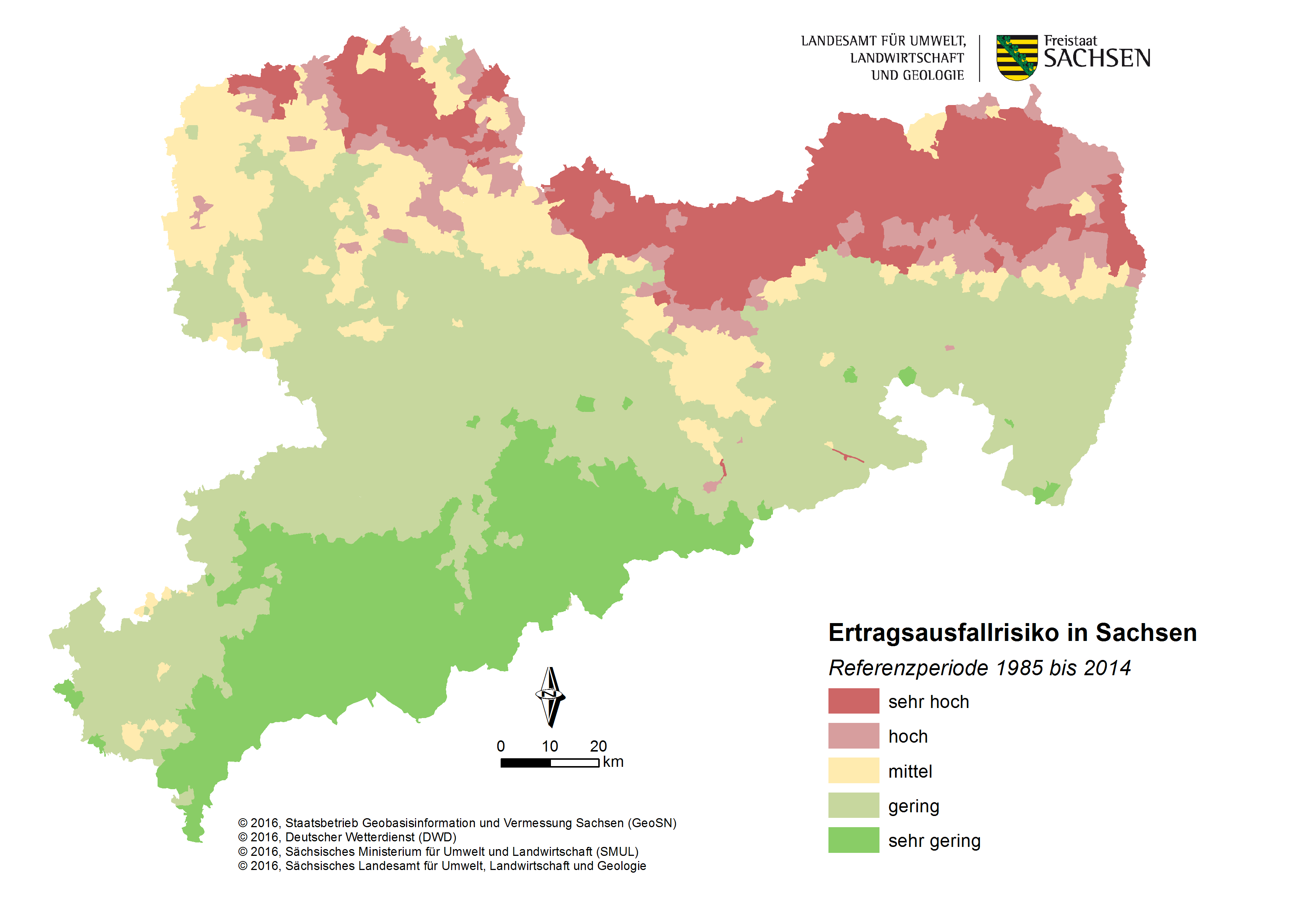 Die Karte zeigt das aktuelle Risiko für Ertragsausfall in der landwirtschaftlichen Produktion in Sachsen. Die Risiken sind im Norden sehr hoch und hoch. Nach Süden sinkt das Risiko über das Lössgebiet bis ins Erzgebirge immer weiter ab.