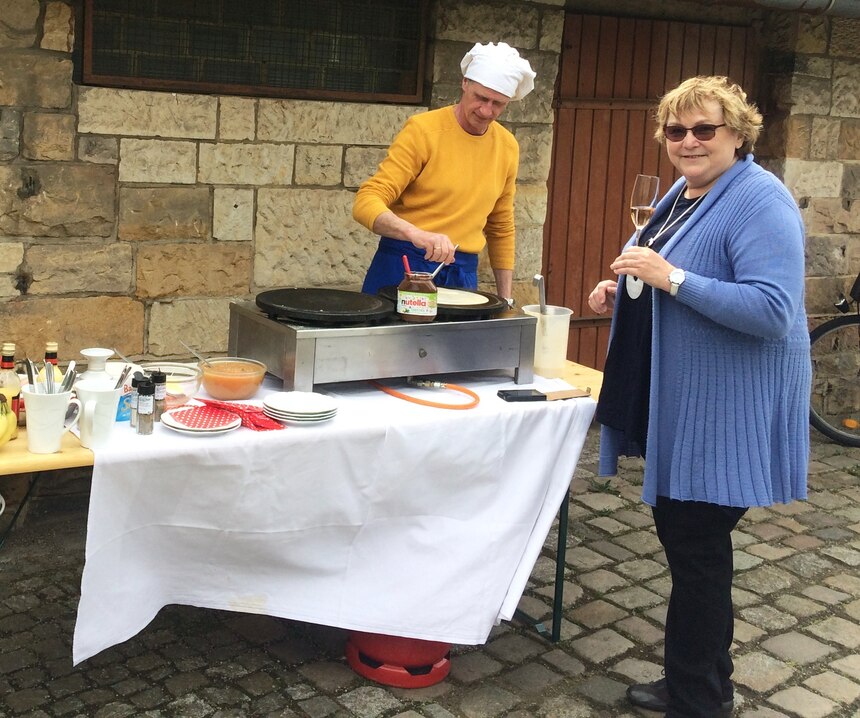 Angelika Triemer nimmt Abschied - ihr Schwiegersohn bereitet Crêpes zu