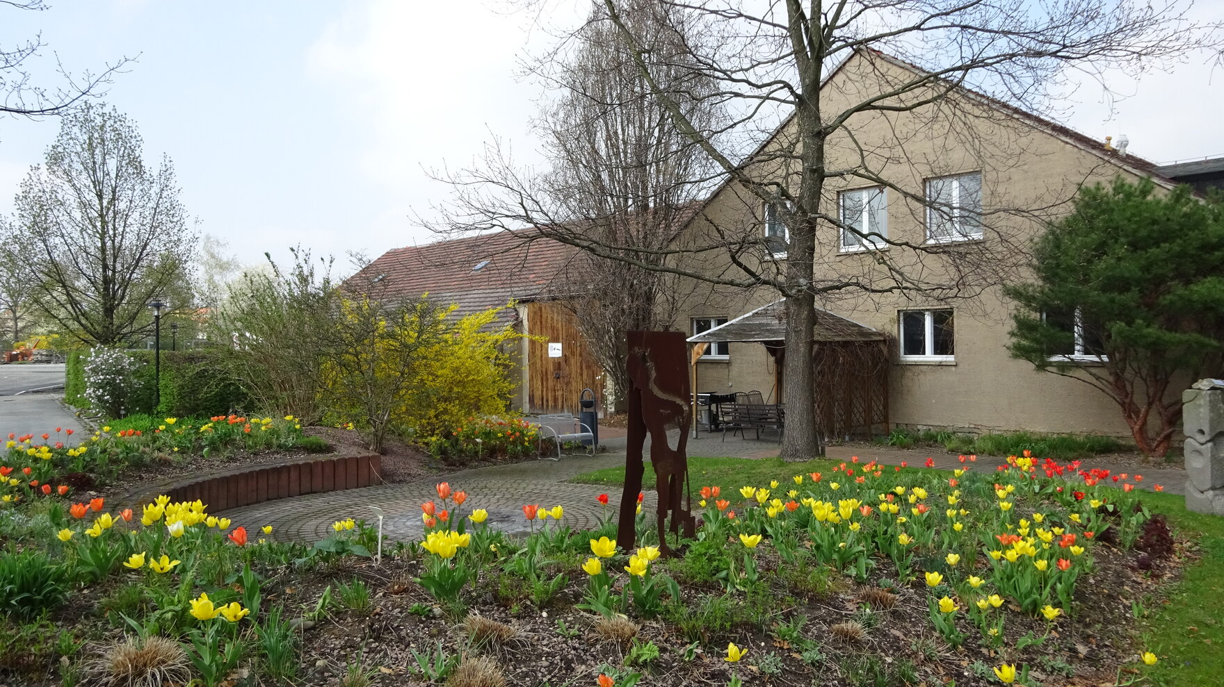 Grillplatz und Eingang zum Club 'Bullenstall'