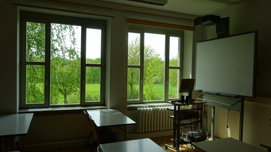 Blick aus einem Klassenraum auf die Elbaue