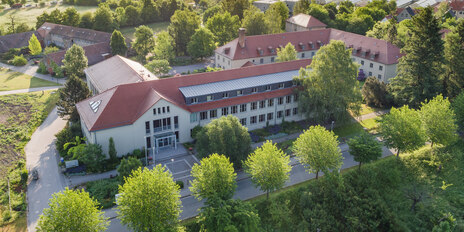 Dieses Bild zeigt die Fachschule in einer Luftbildaufnahme
