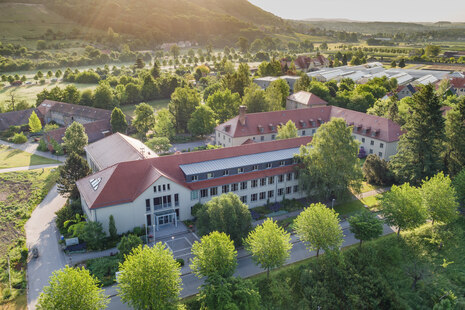 Blick auf die Fachschule in Pillnitz von oben.