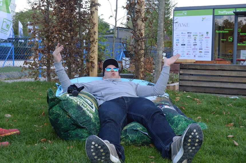 Ein Schüler ruht sich aus auf der Landesgartenschau Lahr