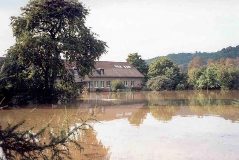 Überfluteter Sportplatz
