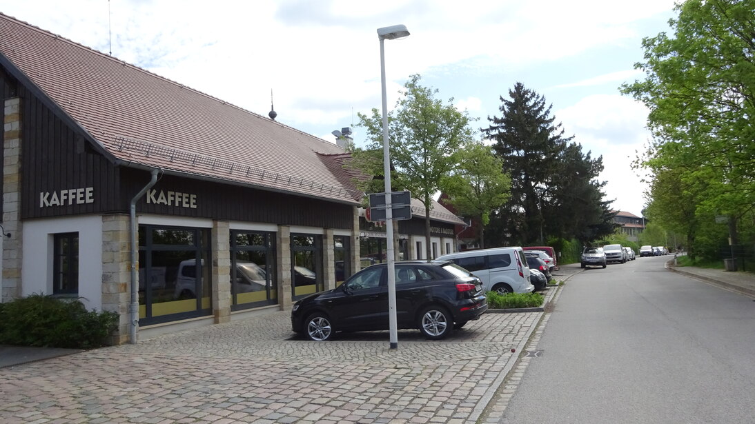 Eingangsbereich zu einem Cafè und einer Bäckerei in unmittelbarer Nähe zur Schule