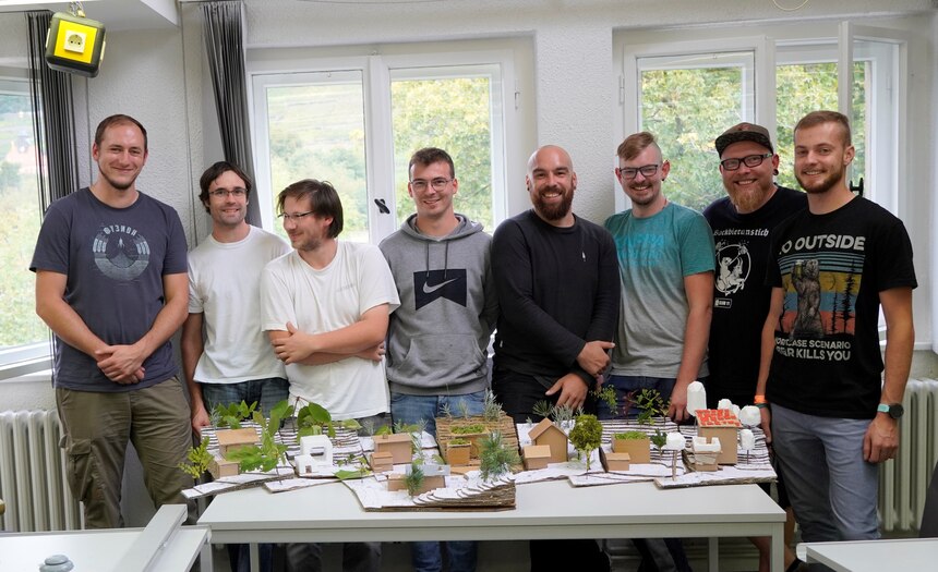 Eine Gruppe Gartenbau-Fachschüler aus Dresden-Pillnitz vor den soeben erstellten Modellen aus Pappe