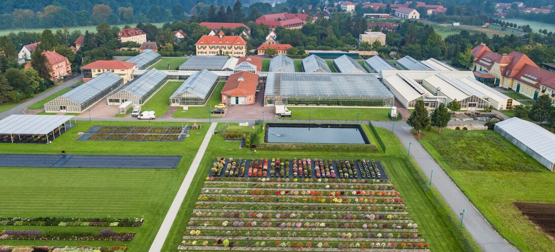 Luftbild von den Versuchsgewächshäusern und Probefeldern in Pillnitz