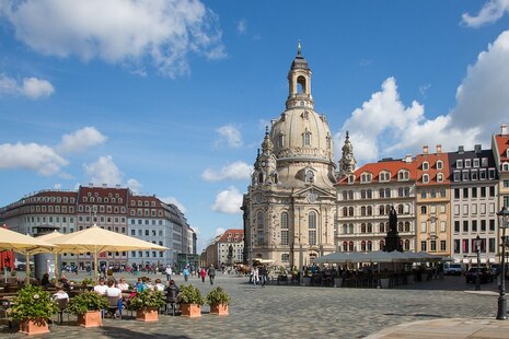 Blick bei gutem Wetter auf die Frauenkirche in Dresden.