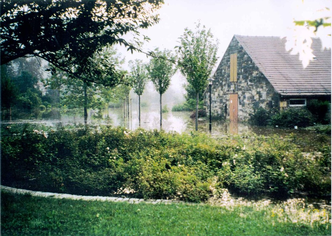 Ein Gebäude wird vom Wasser angegriffen