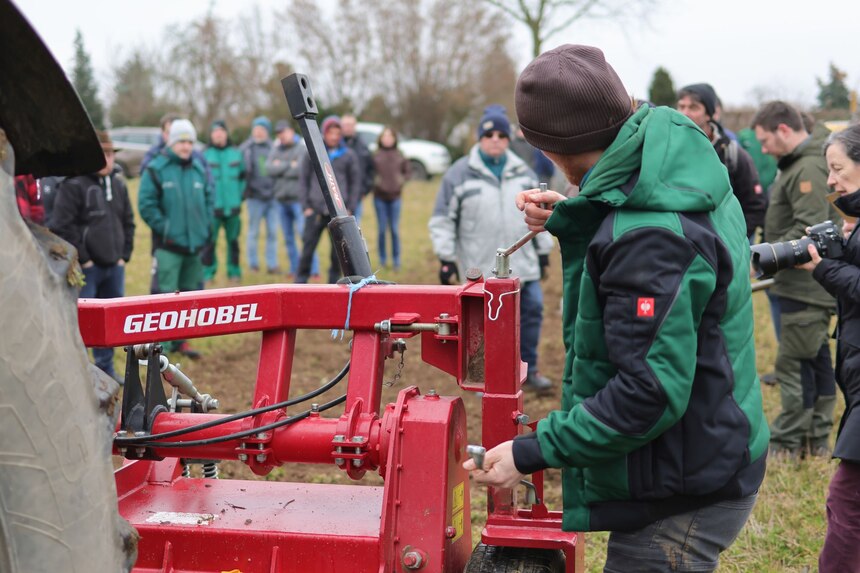 Traktor beim Luzerneumbruch