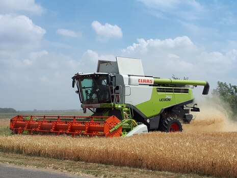 Mähdrescher bei der Ernte