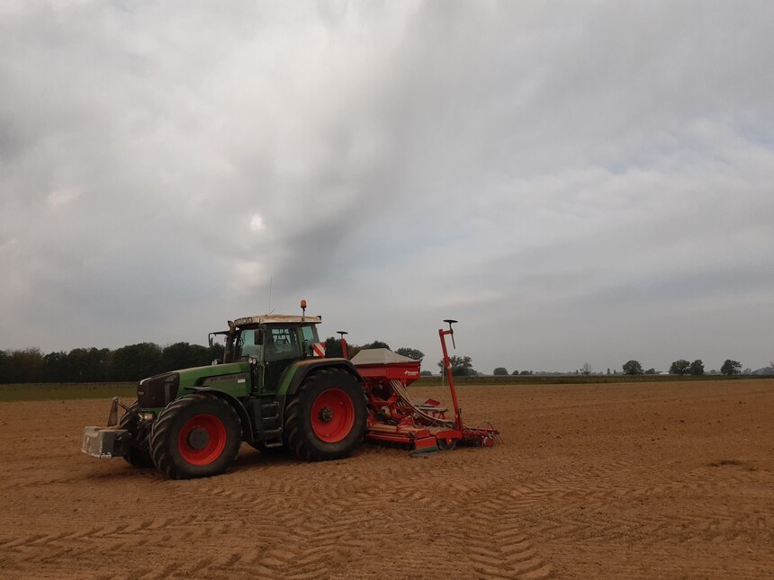 Traktor mit Drille auf dem Feld