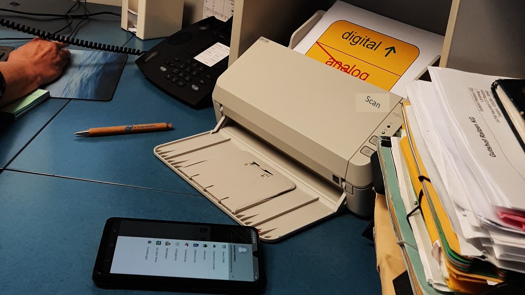 Scanner, Smartphone, Büromitarbeiter bei der Arbeit
