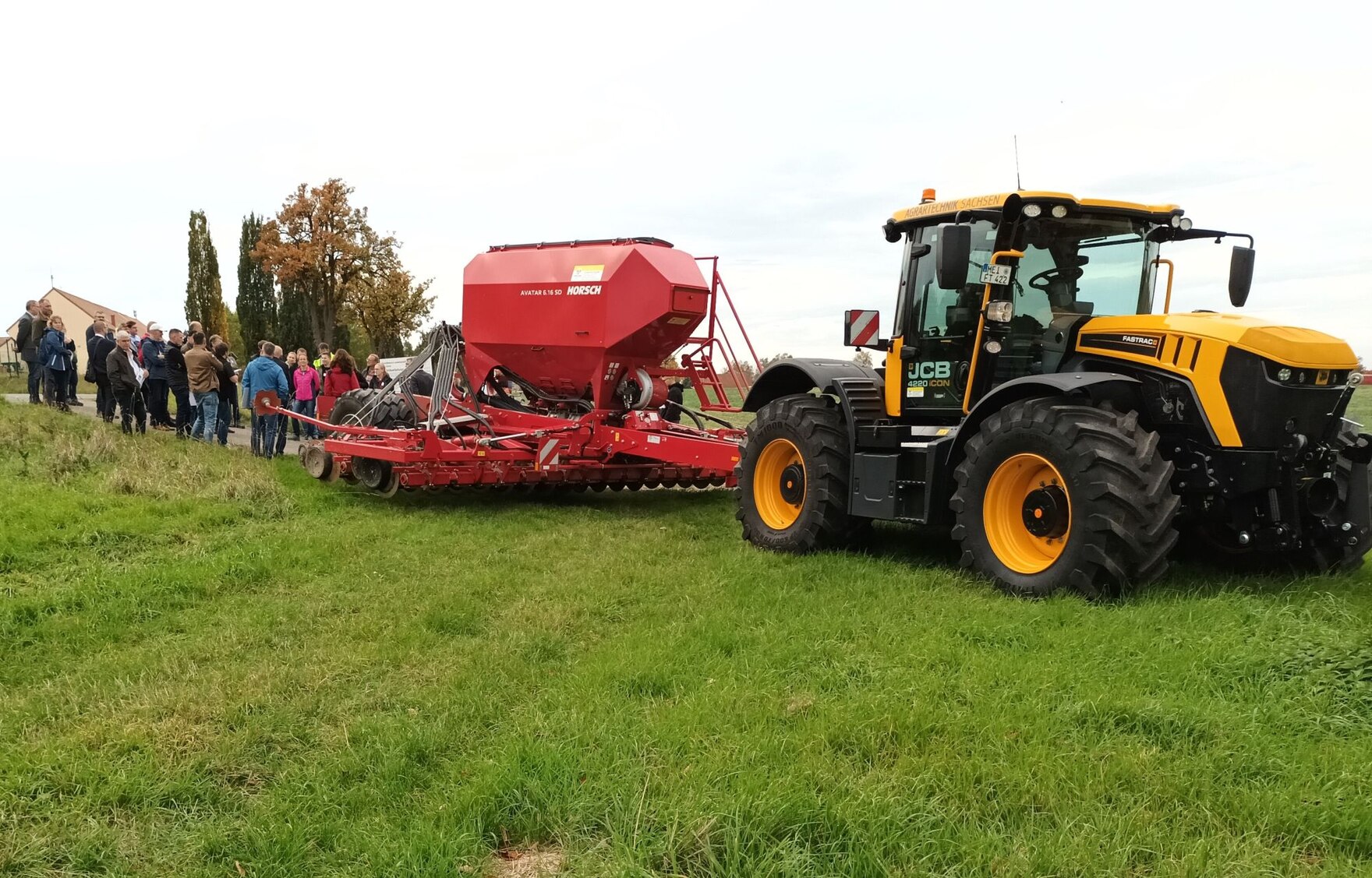 Menschen und Direktsaatmaschine im Feld