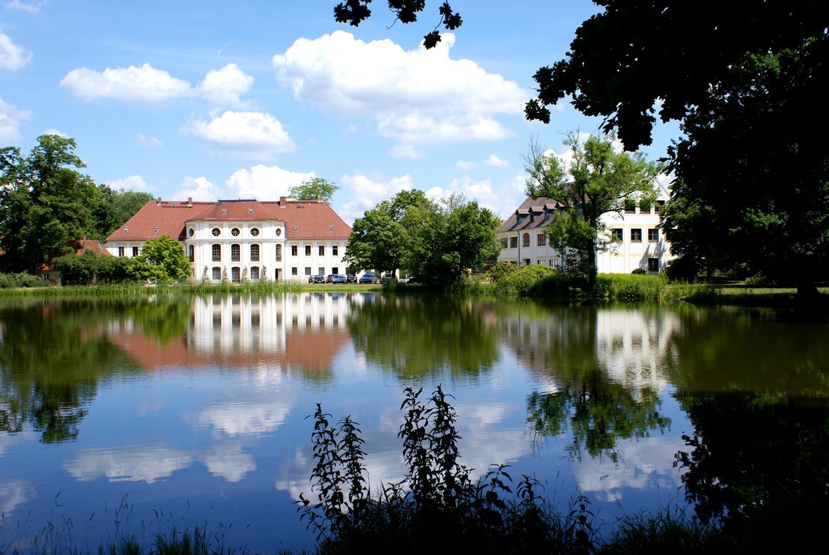 Seit 1949 ist in der barocken Schlossanlage aus dem 18. Jahrhundert eine Fischereischule untergebracht. 