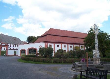 Im Celsa-Pia-Haus, dem ehemaligen Kuhstall des Klosters, befinden sich heute der Speisesaal, Tagungs- und Seminarräume – Foto: www.ibz-marienthal.de 