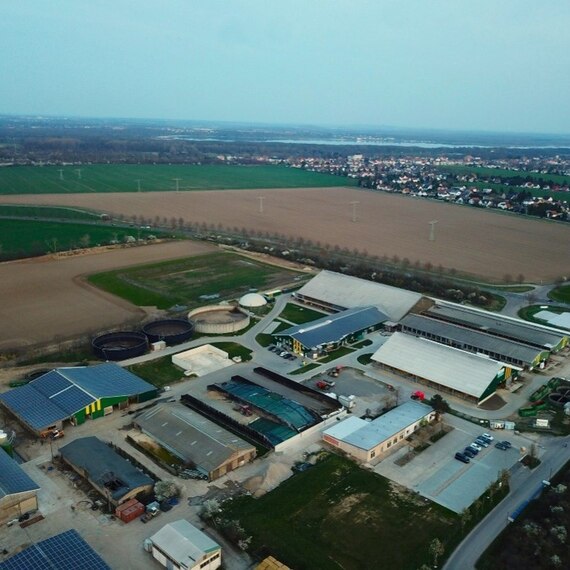 Luftbild Landwirtschaftsbetrieb mit Stallgebäuden, Biogasanlage, Felder im Hintergrund