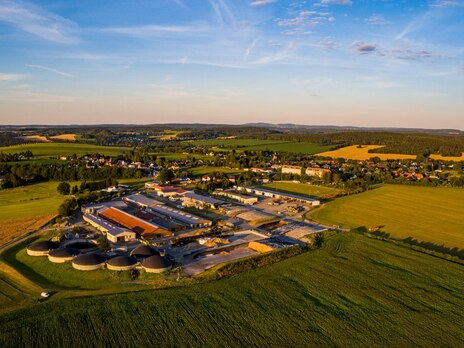 Luftbild einer Biogasanlage bei Sonnenuntergang