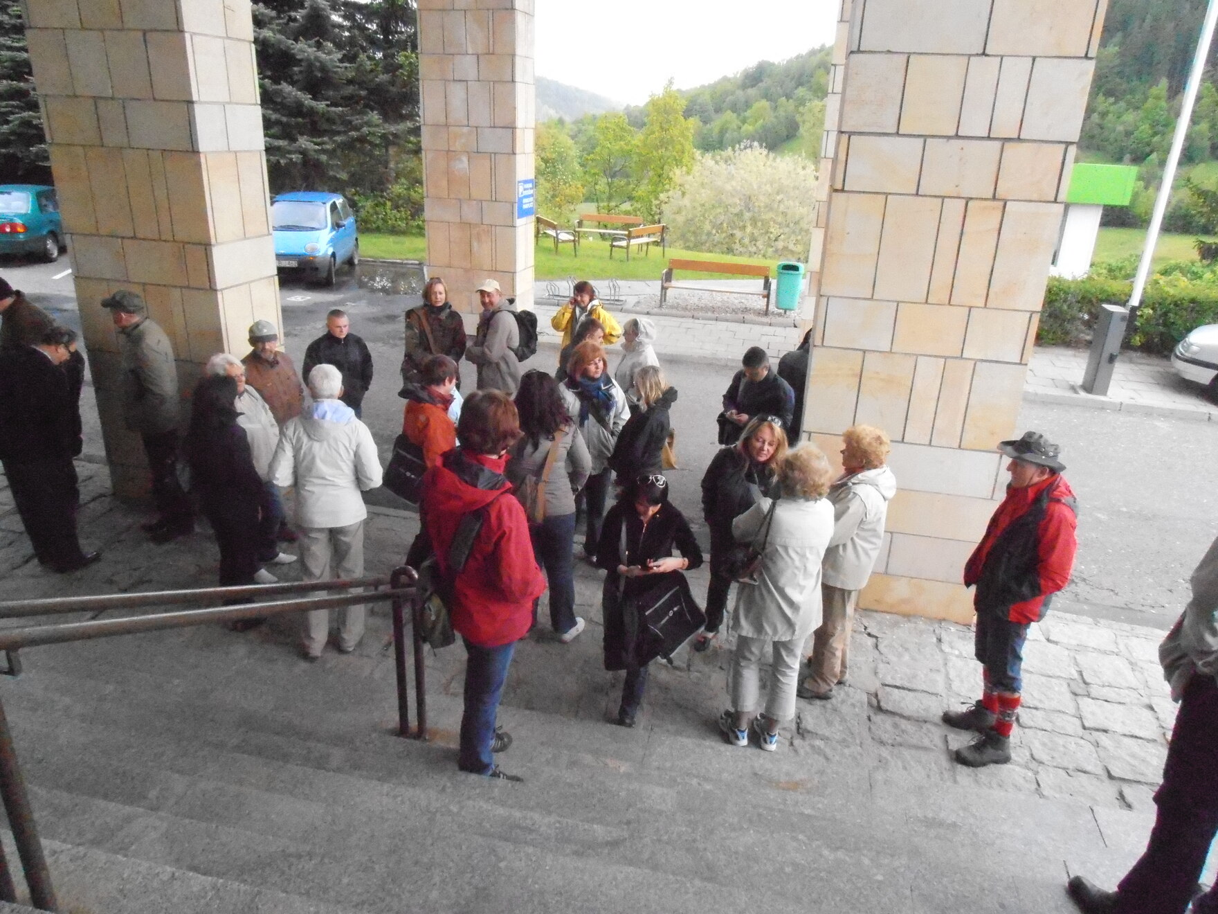 Uczestnicy konferencji przed hotelem Malachit w Świeradowie Zdrój, zdjęcie: C. Dressler