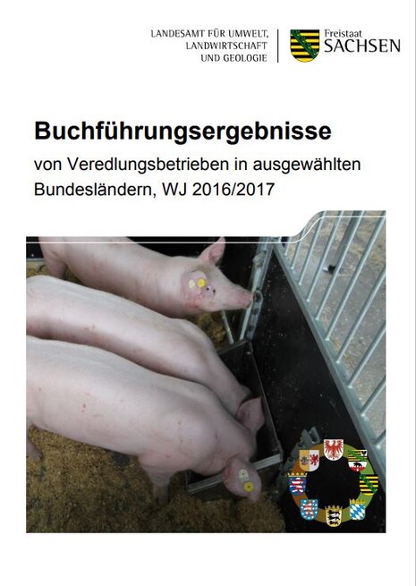 Titel des Berichtes mit einem Bild, auf dem drei Schweine an einem Futtertrog in einer eingestreuten Box zu sehen sind. Das Bild enthält auch den Wappenkranz der ausgewählten Bundesländer.