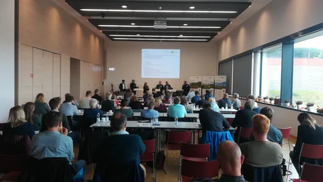 Biogastagung 2023 Saal mit Publikumsansicht von hinten mit Blick zur Bühne