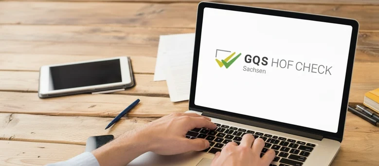 Laptop mit GQS-SN Logo