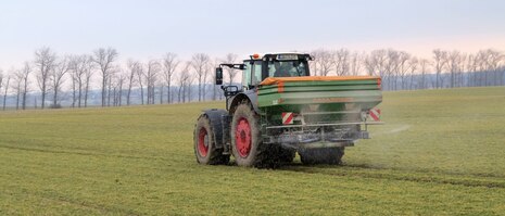 Düngerstreuer auf Feld