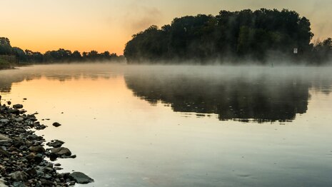 Gewässer mit aufsteigenden Nebel