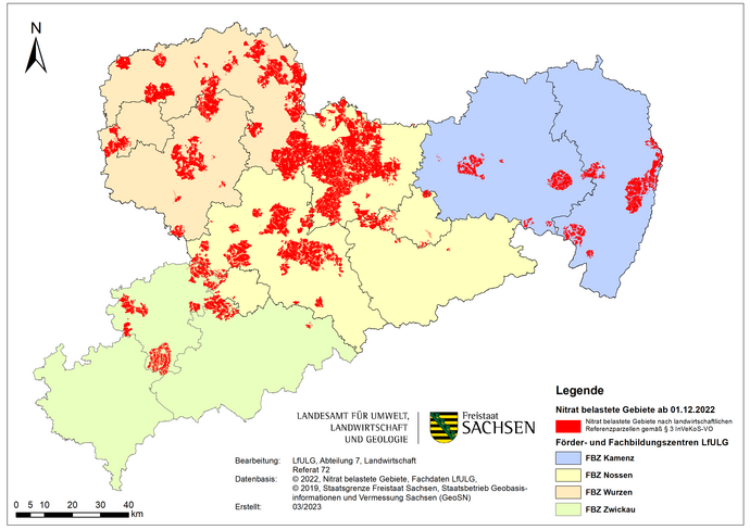 Die Sachsenkarte mit der roten NItrat-Fachkulisse auf Feldblock-Ebene ist hier abgebildet. Zusätzlich sind administrative Grenzen (Landkreise und kreisfreie Städte) zu sehen sowie die Zuordnung zu den Förder- und Fachbildungszentren (FBZ).