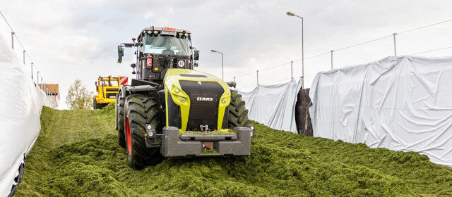 Traktor im Fahrsilo