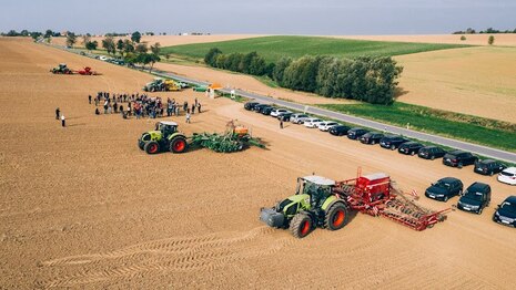 Feld mit mehreren landwirtschaftlichen Maschinen