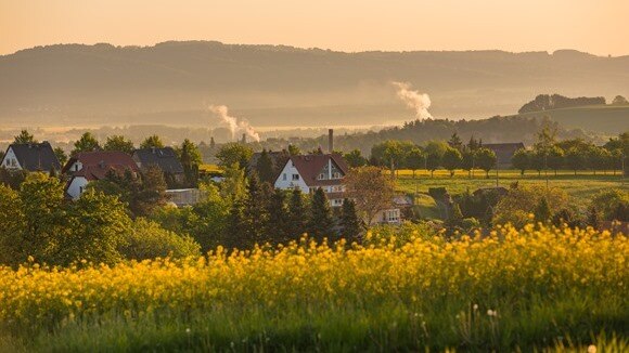 Dorf mit Rapsfeld