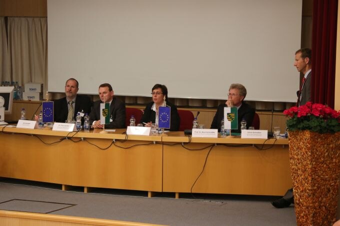 Podiumsdiskussion am Vormittag (vlnr: Hr. Gumpert, Dr. Jaeckel, Fr. Dörfel, Prof. Dr. Schmidtke, Hr. Schreiber)