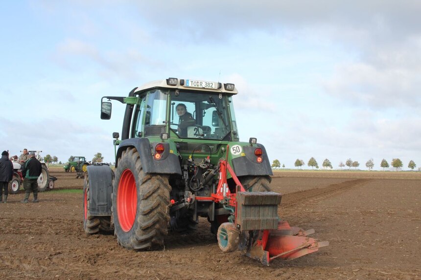 Landwirtazubinne beim Leistungspflügen