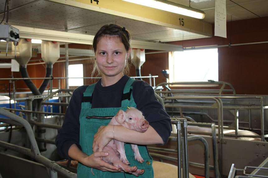 Schülerin mit kleinem Ferkel