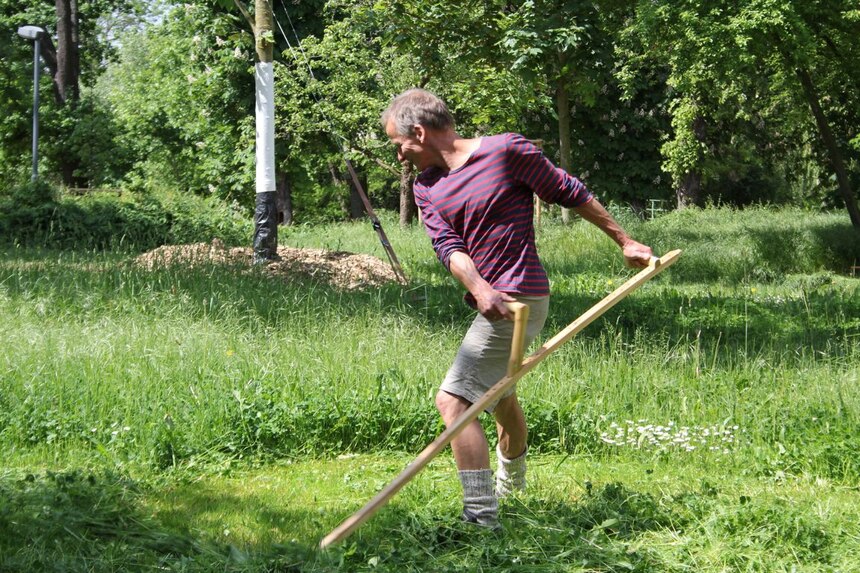 Ekkehard Unger, Sensenlehrer beim Mähen