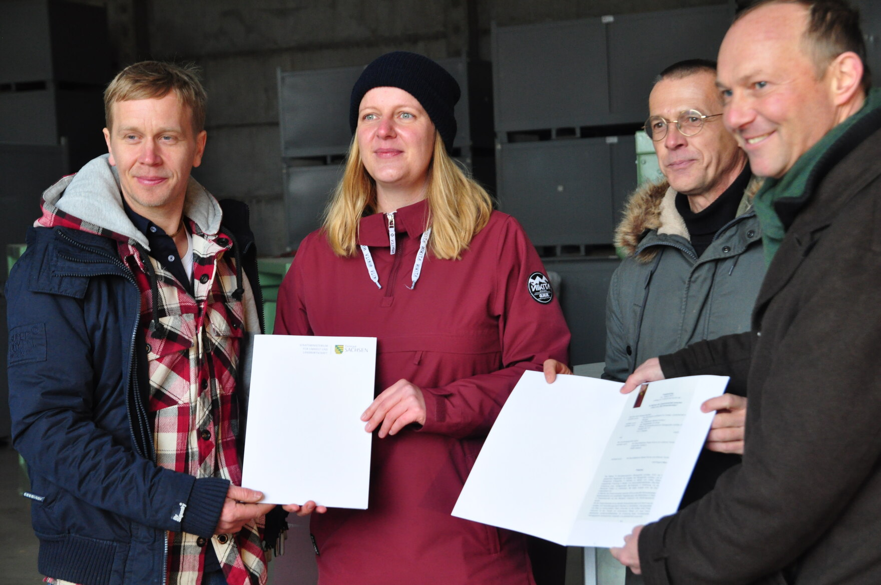 Vertragsunterzeichnung zwischen der Lerchenbergmühle GmbH und dem Kompetenzzentrum (v.l.n.r.: Robert Künne, Johanna Tschiersch, Ulf Jäckel und Staatsminister Wolfram Günther) 