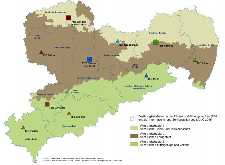 Karte zeigt die drei Wirtschaftsgebiete in verschiedenen Farbgebungen. Sie enthält außerdem die Kreise, Landkreise und Städte Leipzig, Chemnitz, Dresden sowie die Standorte der FBZ und ISS des LfULG.