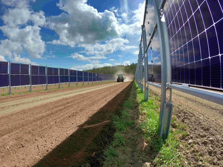 Aussaat mit Traktor in Agri-PV-Anlage