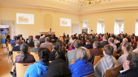 Teilnehmer des Sächsisch-Thüringischen Pferdetages lauschen im Festsaal im Hauptgestüt Graditz den Fachreferenten. 