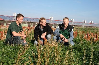 Betriebsleiter des Geflügelhofes Weber vor Ihrem Stall