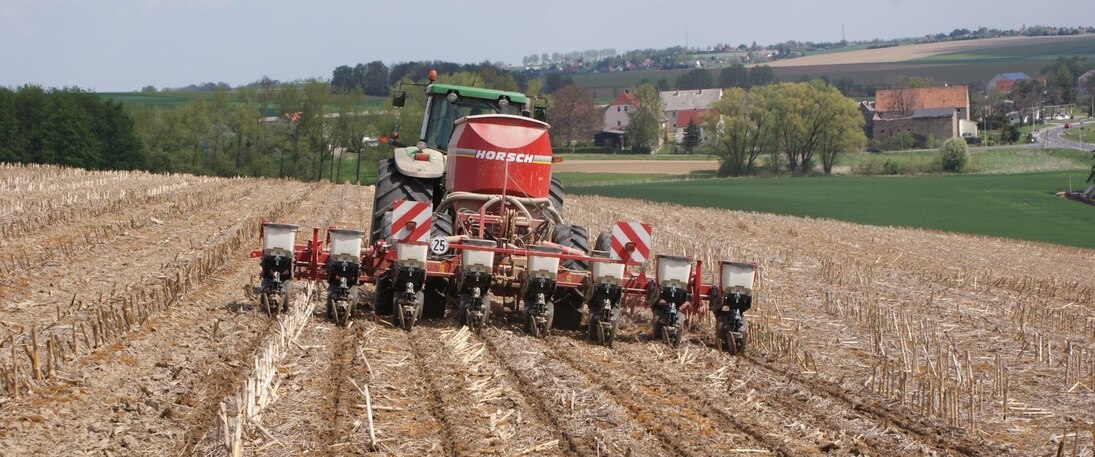 Traktor bei Direktsaat auf dem Acker