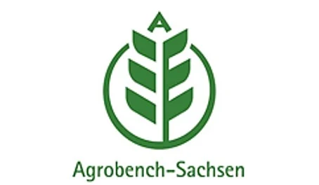 Logo Agrobench-Sachsen grüne Schrift auf weißem Grund. Ein Kreis umschließt eine Ähre, die Spitze ist ein A