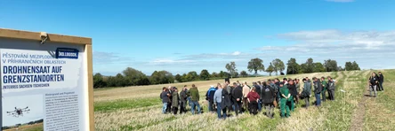  Menschengruppe beim Feldtag Agrardrohnen im Praxiseinsatz