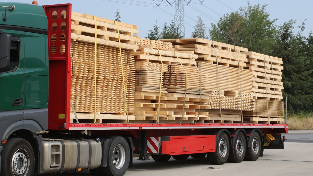 Mit Holz beladener LKW