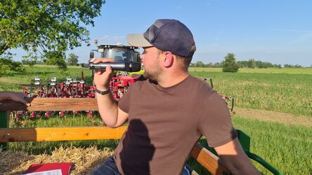 Feldbauleiter Nico Wolf auf Flurfahrt