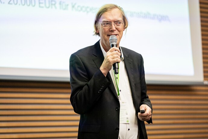 Henning Kuschnig (SMEKUL) Das Bild zeigt Herrn Henning Kuschnig bei seinem Vortrag zum Forum Regionalvermarktung 2024.