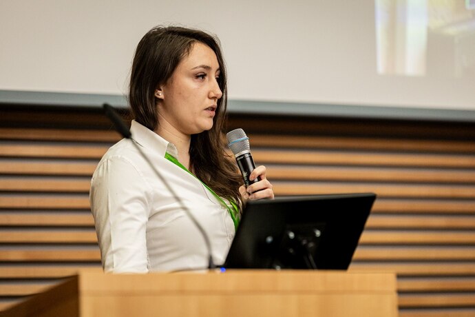 Sophie Braumiller (Braumiller Hofmetzgerei KG) Das Bild zeigt Frau Sophie Braumiller bei ihrem Vortrag zum Forum Regionalvermarktung 2024.