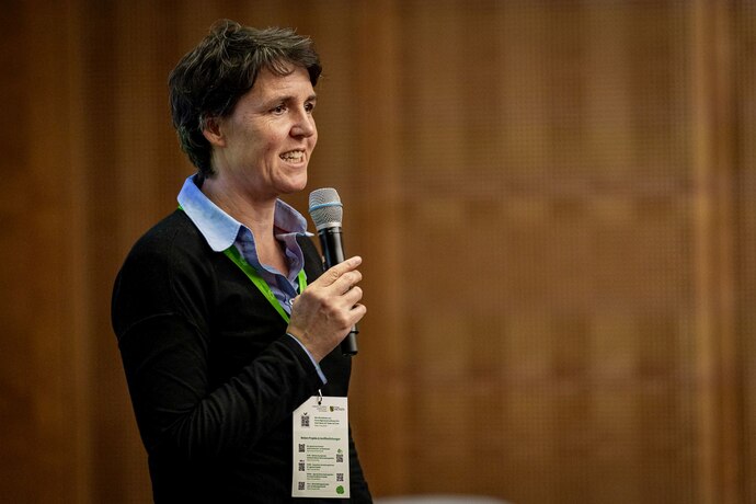 Andrea Mühle (LfULG) Das Bild zeigt Frau Andrea Mühle bei ihrem Vortrag zum Forum Regionalvermarktung 2024.
